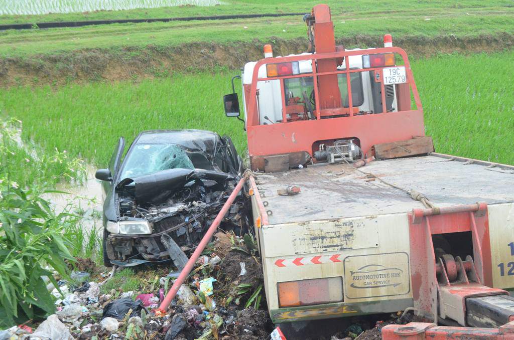 va cham voi xe cuu ho, 2 nguoi phu nu tu vong, 5 nguoi bi thuong - 1